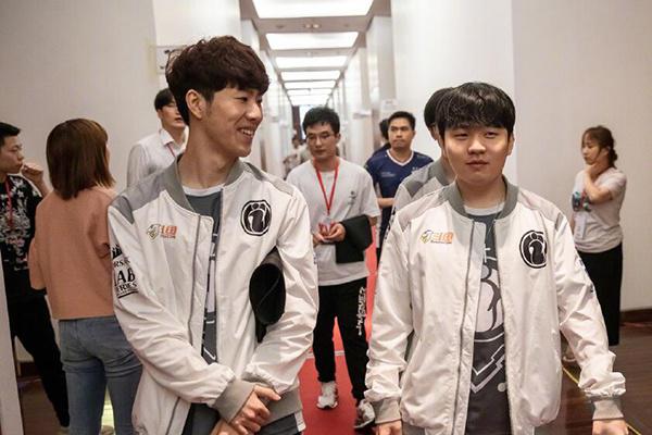 LPL夏季赛W6D1：Yanxiang初战遇Jiejie，香克斯对位海超
