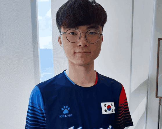 Faker：作为国家队队长夺冠是首要的，上届一天只吃一餐面包