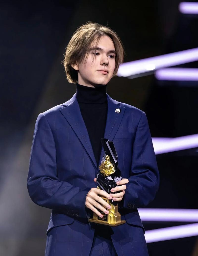 LPL夏季赛区域选拔赛：RNG 3：2 险胜LNG，获得最后一张门票