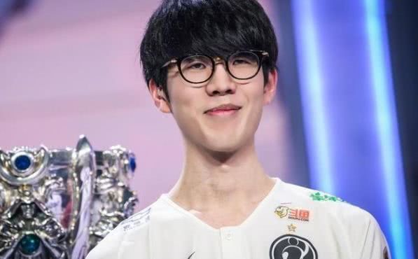 首席执行官 Bestia 展示了团队所有玩家的签证——社区支持俱乐部